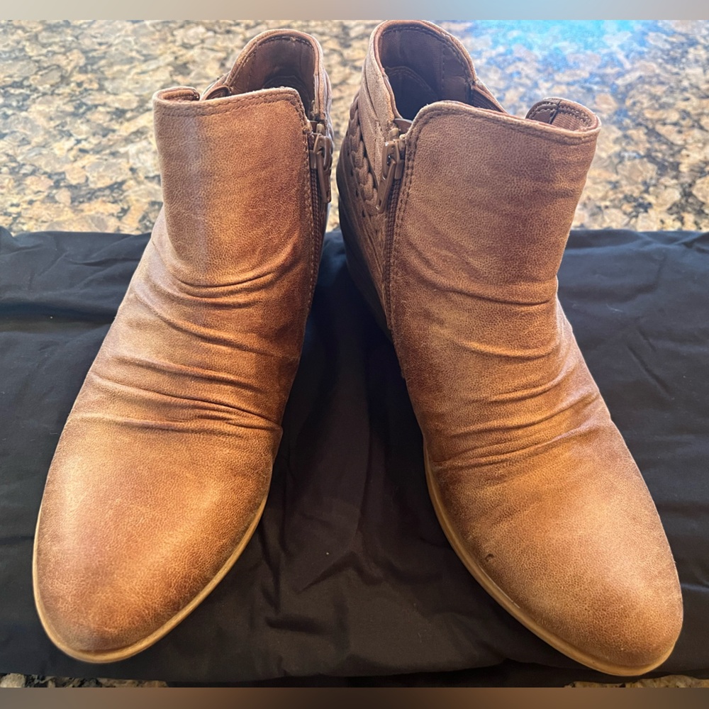 Low ankle side zipper boots – camel tan